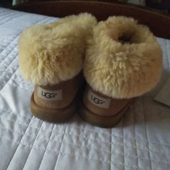 UGGs boots - Picture 2 of 4
